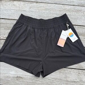VUORI WOMENS VILLA SHORT SIZE LARGE NWT black